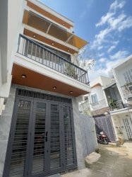 L1554 sát CV Làng Hoa Gò Vấp, SHR, Vuông, 3 tầng, 3x6.5m, 2.x tỷ