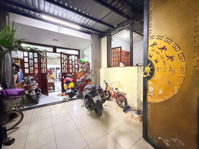 [H2464] Tò mò căn nhà 2T vuông vức sát sân Golf giá chỉ 7.x tỷ?