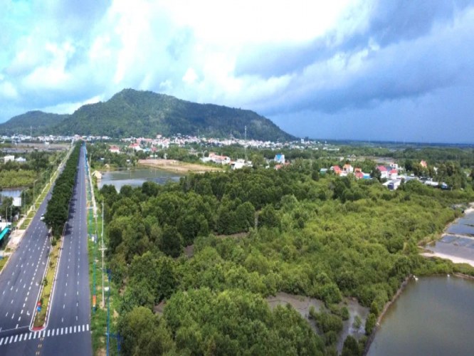 Long Sơn – Nơi hơi thở công nghiệp hòa quyện cùng vị mặn của biển